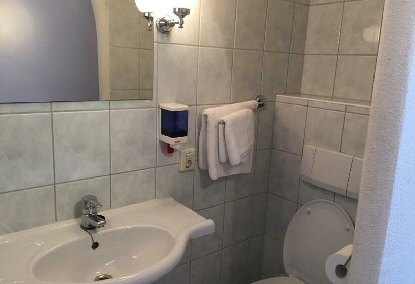 标准单人间, Van Oppen