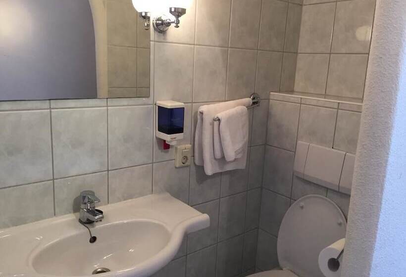 标准单人间, Van Oppen