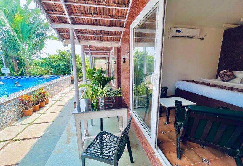 חדר סטנדרט נוף לבריכה, The Winterline Beach Resort, Goa