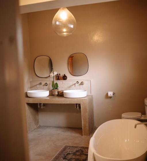 اتاق لوکس, Rest Guest House