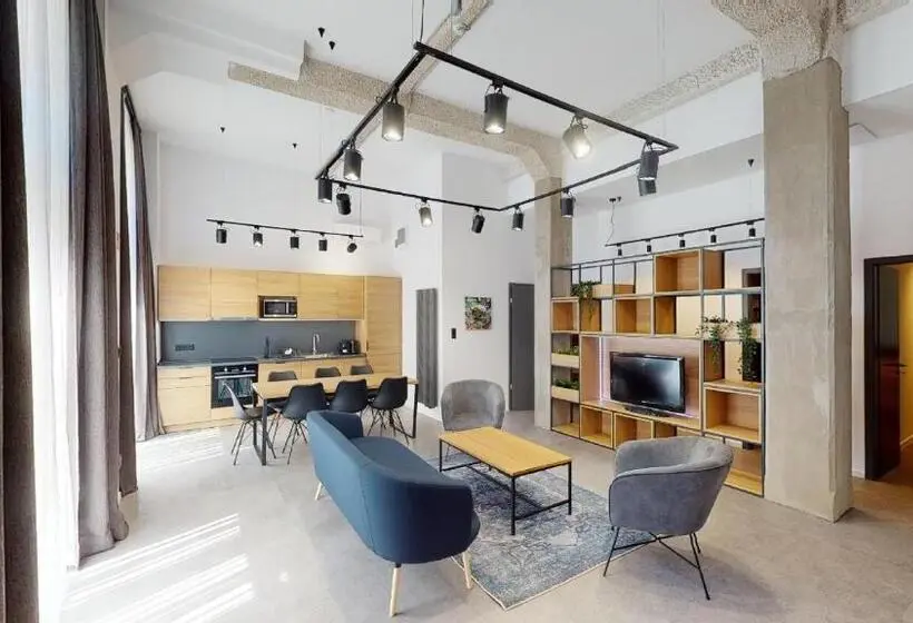 דירת שלושה חדרים, In Budapest Apartments