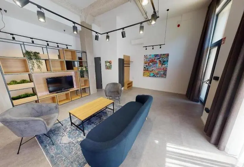 דירת שלושה חדרים, In Budapest Apartments