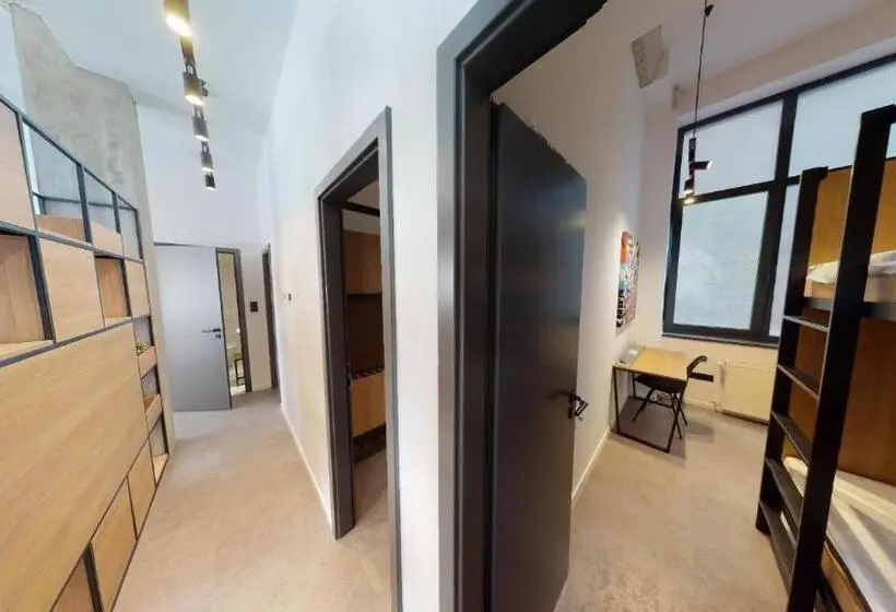 דירת שלושה חדרים, In Budapest Apartments