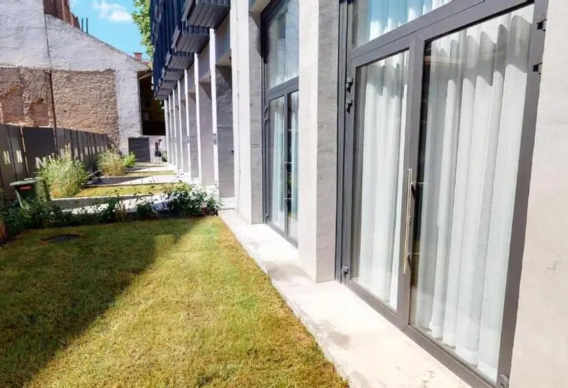 דירת שלושה חדרים, In Budapest Apartments