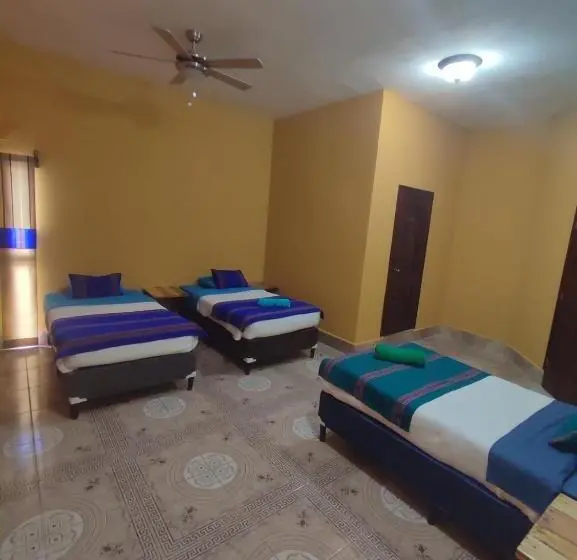 اتاق استاندارد سه نفره, La Casa Colorada
