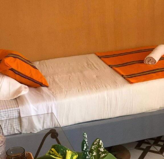 اتاق خانوادگی, La Casa Colorada