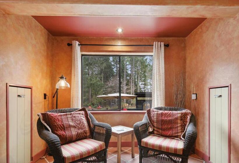 Номер Deluxe, Salt Spring Carriage House B&b