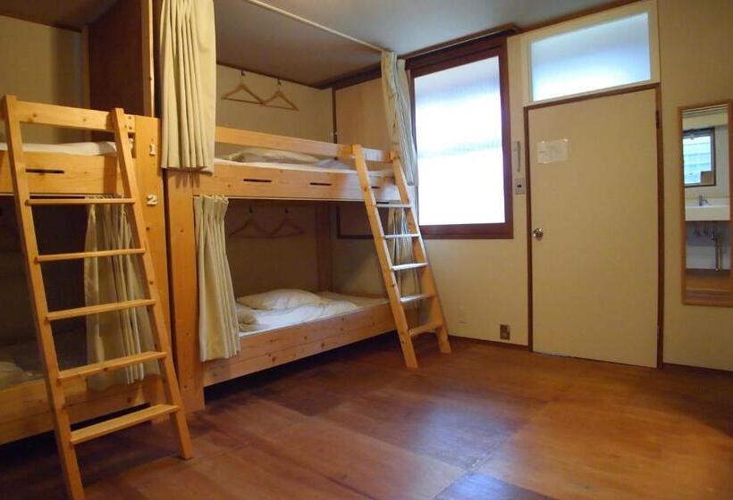 Четырехместный номер эконом класса с общей ванной комнатой, Yuzan Guesthouse