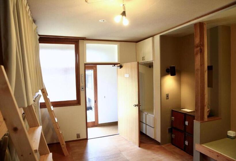 Четырехместный номер эконом класса с общей ванной комнатой, Yuzan Guesthouse