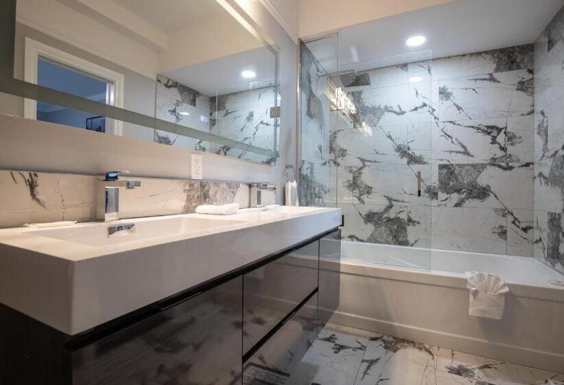 اتاق لوکس با بالکن, Niagara Luxury Suites