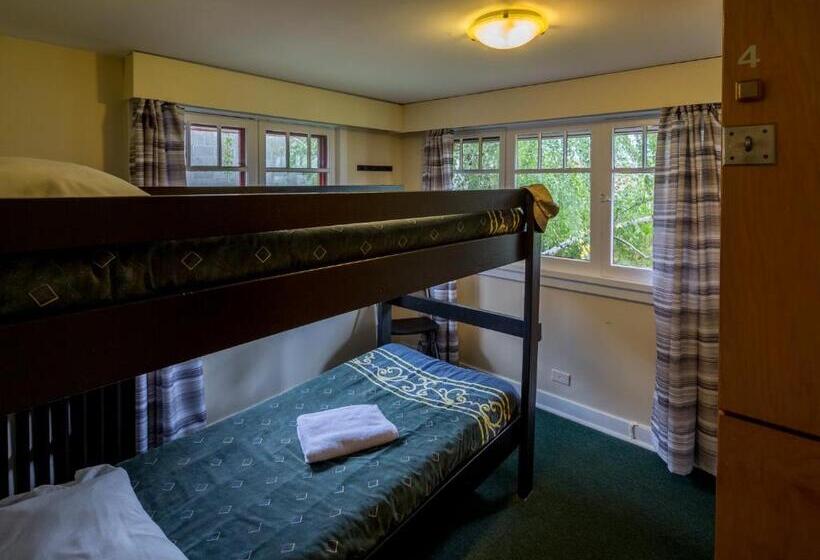 سرير فى غرفة مشتركه, Hi Penticton   Hostel