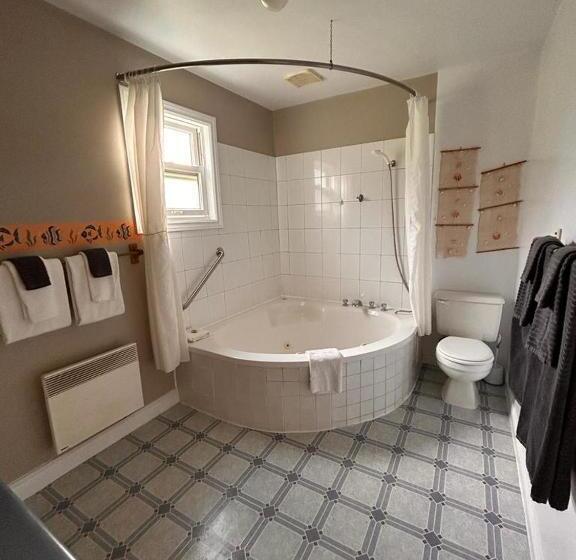 جناح عائلي, Homeport Motel