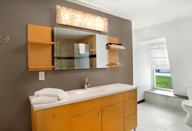 منزل 4 غرف نوم, Homeport Motel