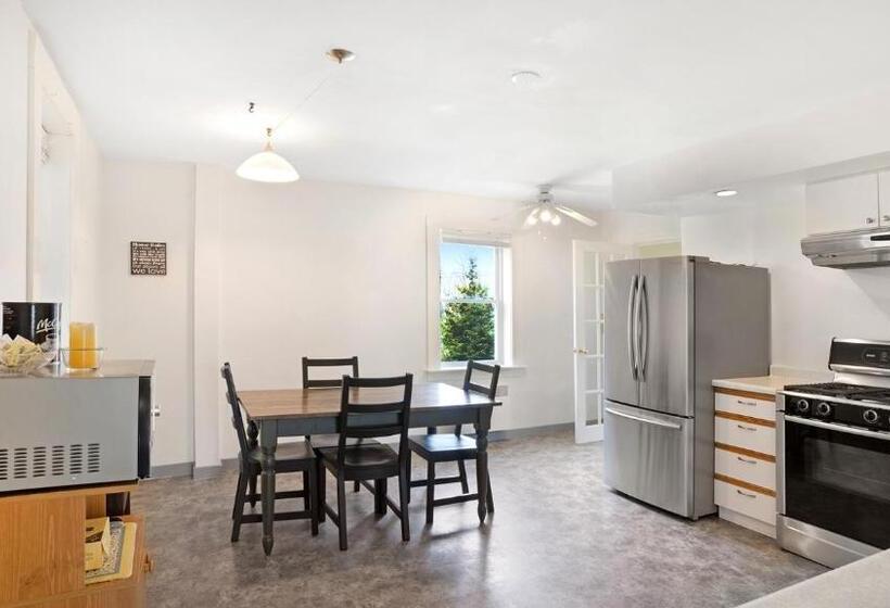 منزل 4 غرف نوم, Homeport Motel