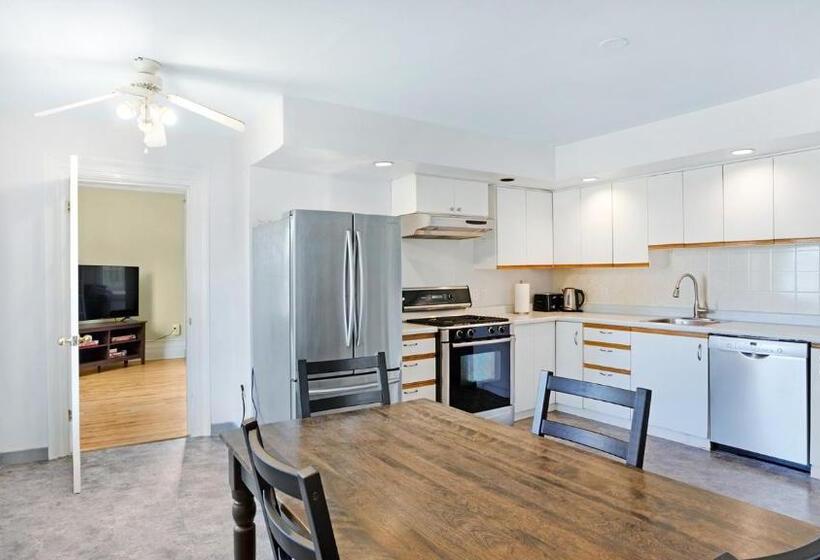 منزل 4 غرف نوم, Homeport Motel