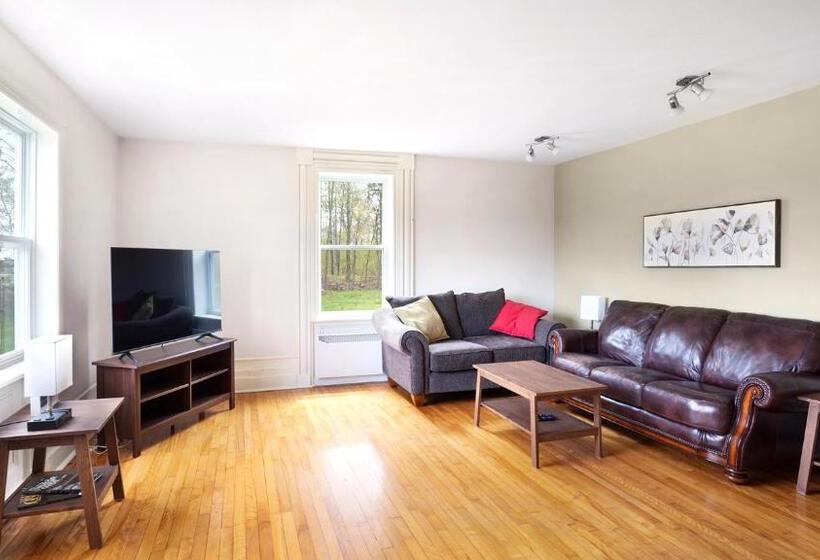 منزل 4 غرف نوم, Homeport Motel