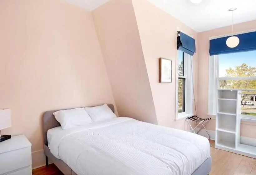 Talo 4 Makuuhuonetta, Homeport Motel