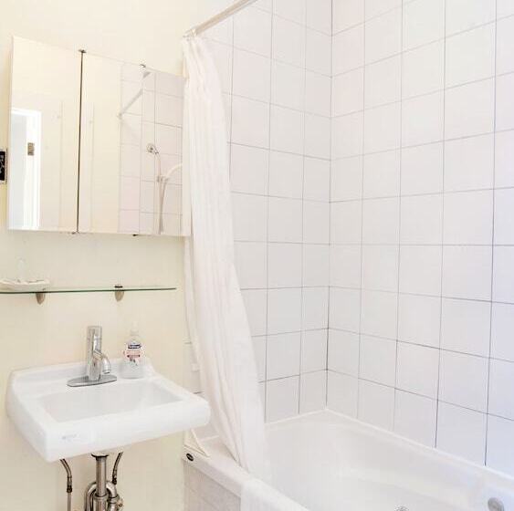 منزل 4 غرف نوم, Homeport Motel