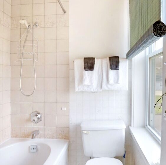 منزل 4 غرف نوم, Homeport Motel