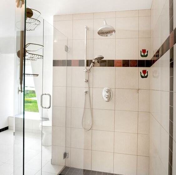 منزل 4 غرف نوم, Homeport Motel