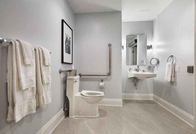 Номер Стандарт Кровать Кинг Адаптированный для Инвалидов, 124 On Queen Hotel & Spa