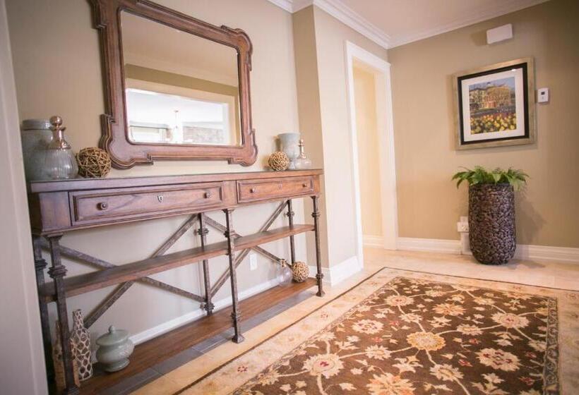 プレミアム２ベッドルーム　ビラ, 124 On Queen Hotel & Spa