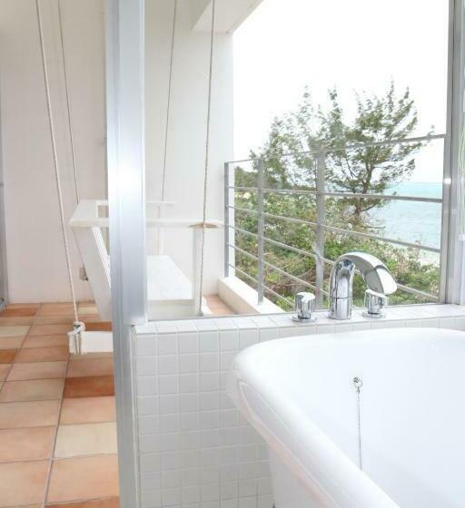 발코니가 있는 스위트, 海まで徒歩1分 沖縄でも珍しい絶景ホテル 贅沢プライベートビーチ付き ビーチルーム