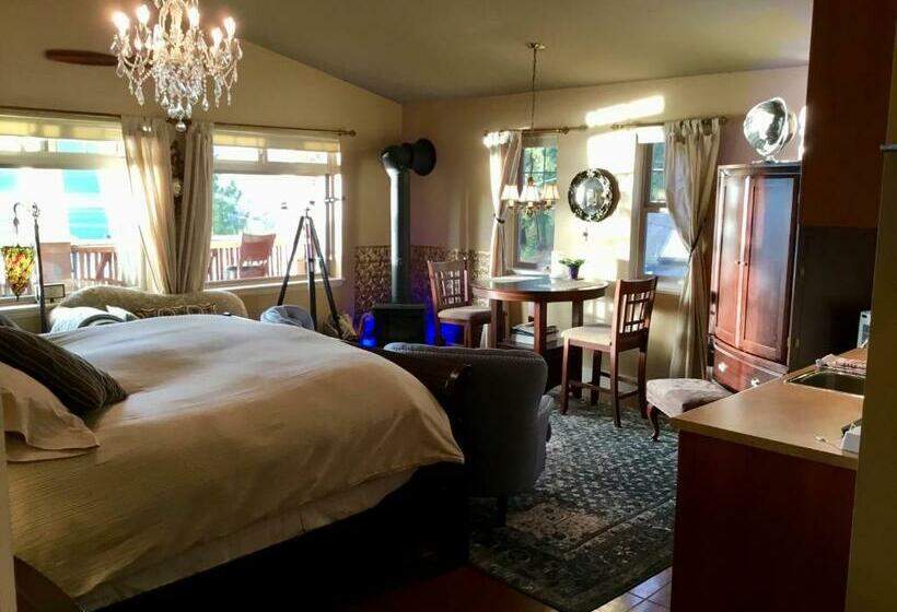 带大床的套房, The Tuwanek Hotel And Spa