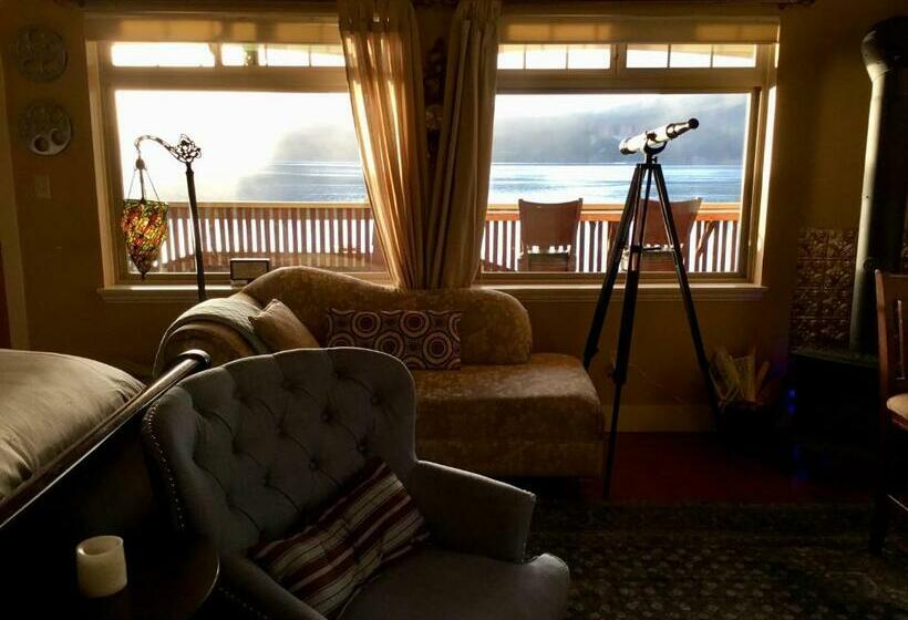 带大床的套房, The Tuwanek Hotel And Spa