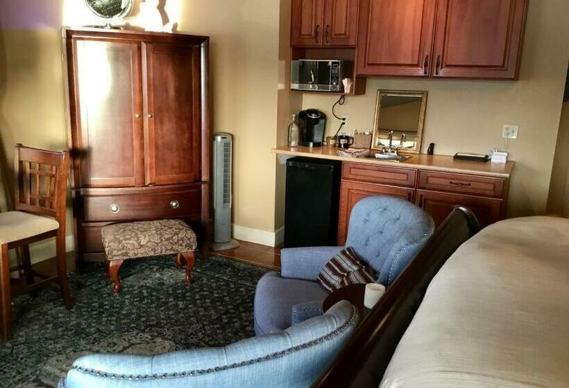 带大床的套房, The Tuwanek Hotel And Spa