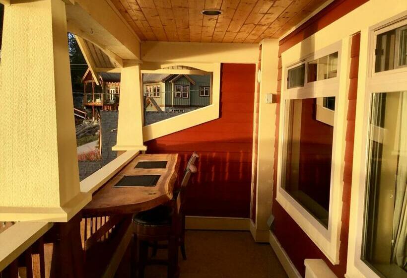 带大床的套房, The Tuwanek Hotel And Spa