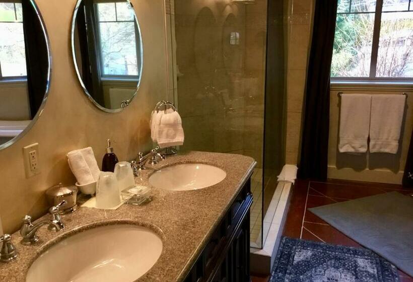 带大床的套房, The Tuwanek Hotel And Spa