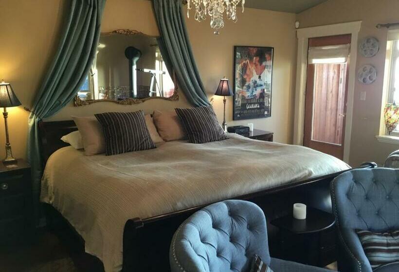 带大床的套房, The Tuwanek Hotel And Spa