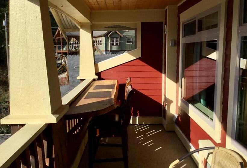 带大床的套房, The Tuwanek Hotel And Spa