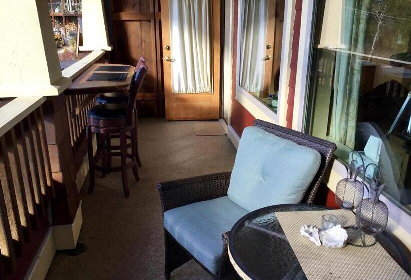 带大床的豪华间, The Tuwanek Hotel And Spa