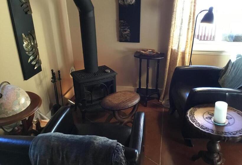 带大床的豪华间, The Tuwanek Hotel And Spa