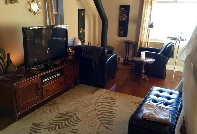 带大床的豪华间, The Tuwanek Hotel And Spa