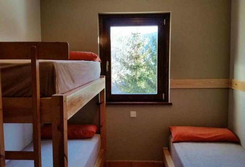 اتاق استاندارد سه تخته با سرویس بهداشتی مشترک, Xalet Refugi Pere Carne