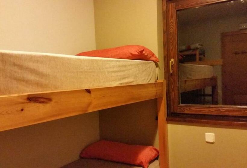 חדר סטנדרט לשלושה עם חדר אמבטיה משוף, Xalet Refugi Pere Carne