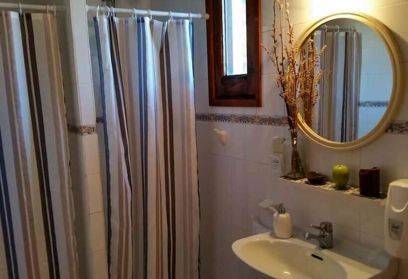 اتاق استاندارد چهارنفره با سرویس بهداشتی مشترک, Xalet Refugi Pere Carne