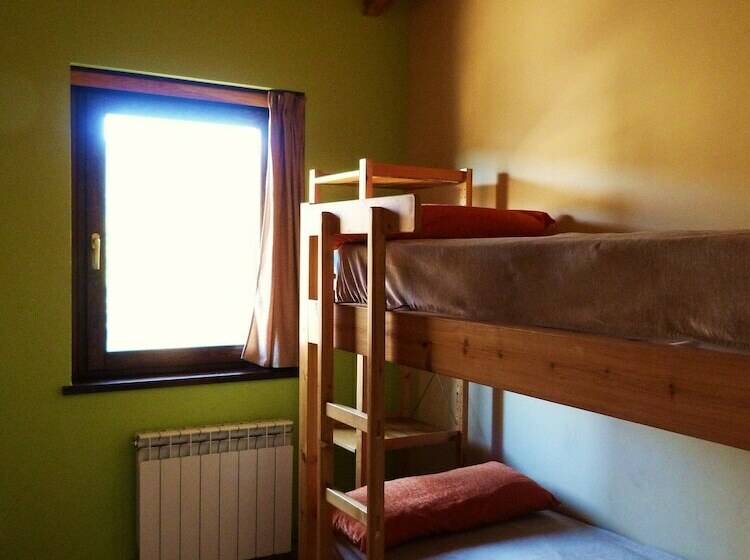 חדר סטנדרטי לארבעה עם חדר אמבטיה משותף, Xalet Refugi Pere Carne