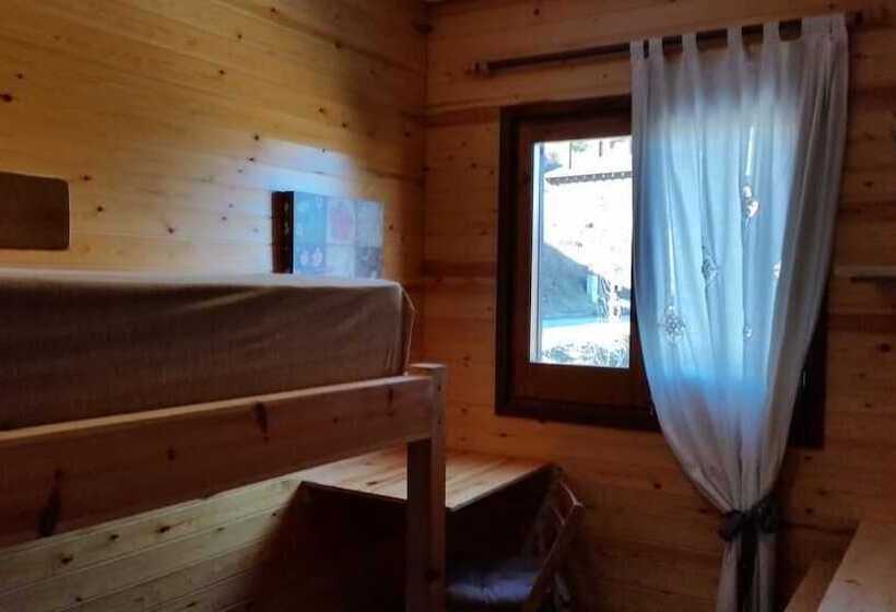 חדר סטנדרטי לארבעה עם חדר אמבטיה משותף, Xalet Refugi Pere Carne