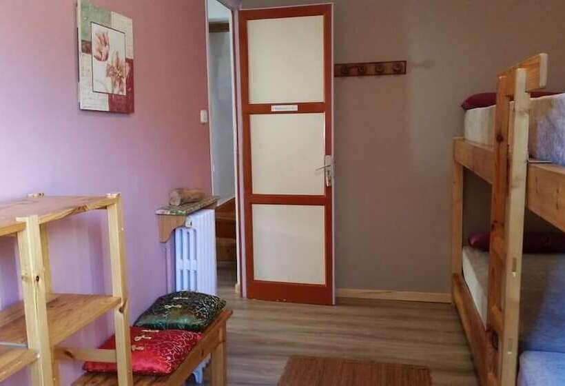 اتاق استاندارد چهارنفره با سرویس بهداشتی مشترک, Xalet Refugi Pere Carne