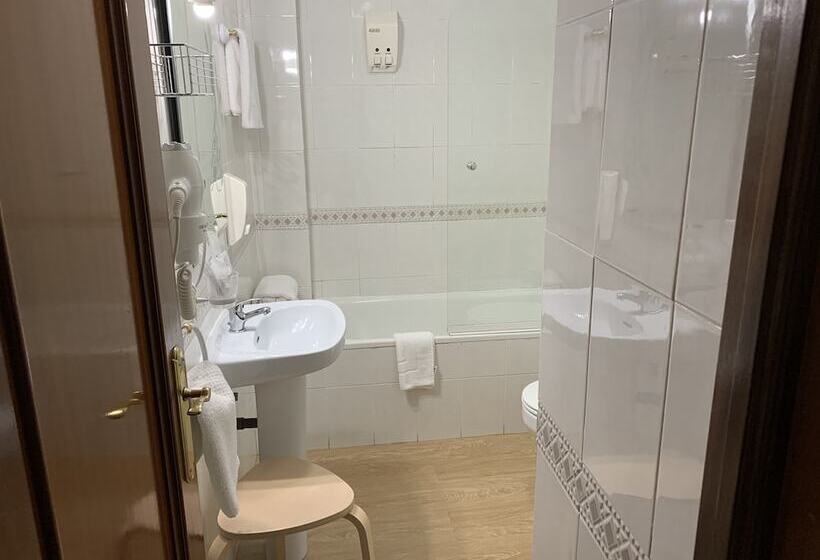 标准三人间, Hostal El Rocio