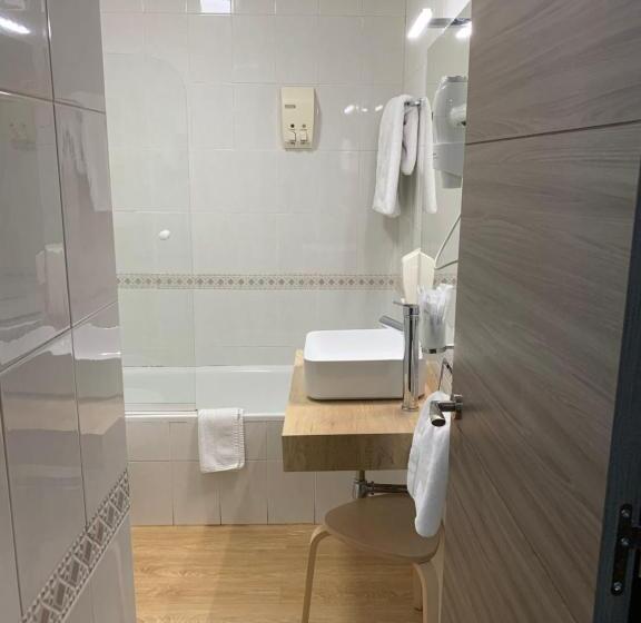 标准三人间, Hostal El Rocio