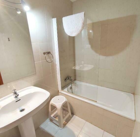 标准三人间, Hostal Neus