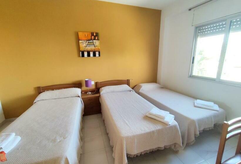 Номер Стандарт Трехместный, Hostal Neus