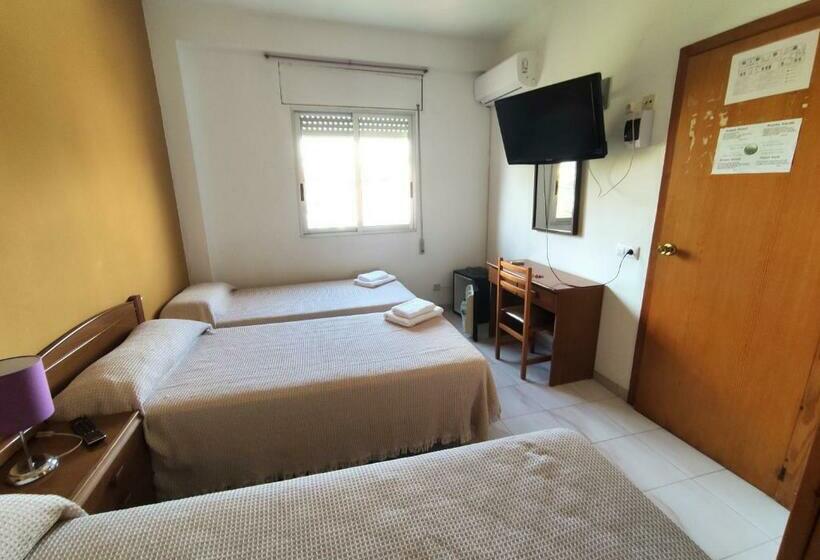 标准三人间, Hostal Neus