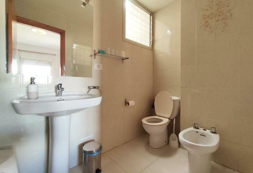 标准三人间, Hostal Neus