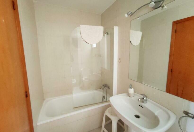 标准三人间, Hostal Neus